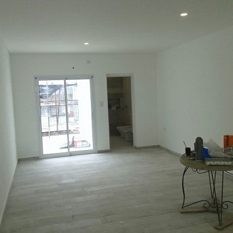 Interior del monoambiente en etapa final