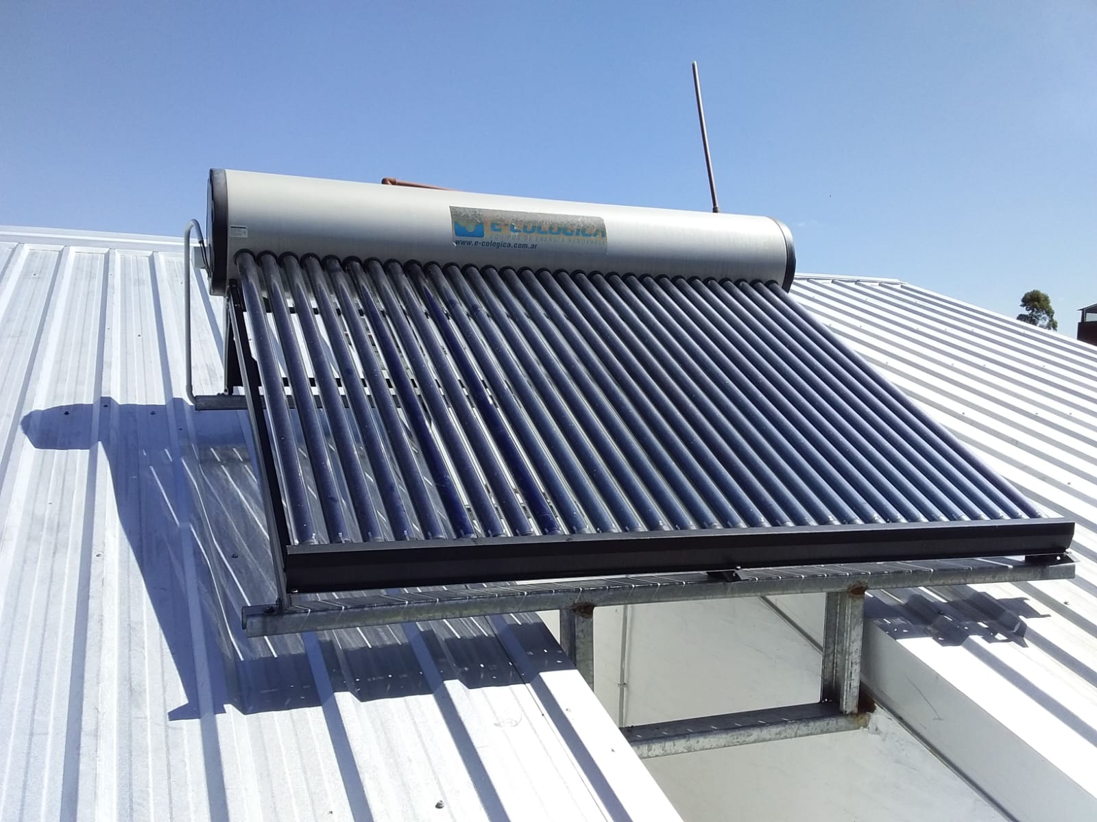 Termotanque solar en barrio privado El Faro